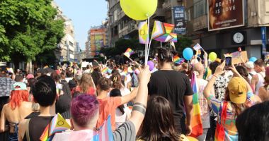 Stire din Eveniment : Amenzi de 6.000 de lei acordate în urma paradei Bucharest Pride. Trei persoane, prinse cu obiecte interzise