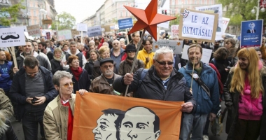 Stire din Actualitate : Prim-ministrul maghiar Viktor Orban,  ridiculizat de mii  de protestatari