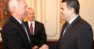 Stire din Eveniment : Prima întâlnire a noului  ministru al Apărării Naționale  cu ambasadorul SUA