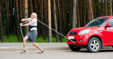 Prima replică a şoferiţei blonde, după accident
