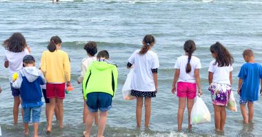 Prima dată la mare. O zi la plajă pentru copiii sărmani de la ţară