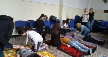 Stire din Sănătate : Tot mai responsabili! Tinerii învață să acorde primul ajutor