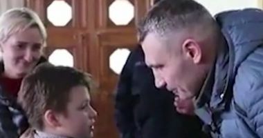 Stire din Actualitate : Primarul Kievului a încurajat un puşti speriat de atacuri: "Eşti un războinic!"