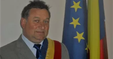 Stire din Actualitate : Gest incredibil! Un primar și-a vândut firma și a cumpărat fiecărui angajat câte o mașină