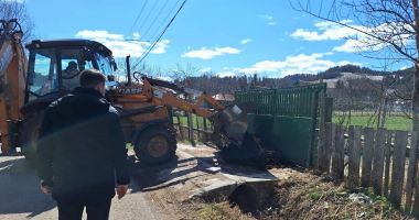 Stire din Social : Primarul unei comune i-a aruncat gunoiul de grajd în poartă unui cetățean, după ce îl aruncase pe izlaz