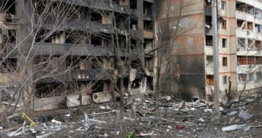 Stire din Actualitate : Primarul din Harkov susține că rușii aruncă în oraș bombe cu parașuta