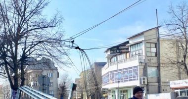 Stire din Politică-Administrație : Primăria Constanța a dat startul acțiunii de tăiere a cablurilor de pe stâlpi