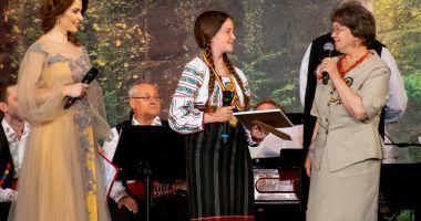 Primarul Mariana Gâju a înmânat trofeul Festivalului-Concurs "Dor de cânt românesc" - 2