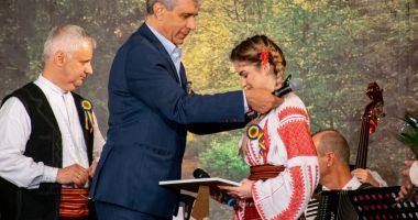 Primarul Mariana Gâju a înmânat trofeul Festivalului-Concurs "Dor de cânt românesc" - 3