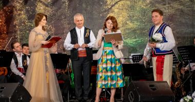 Primarul Mariana Gâju a înmânat trofeul Festivalului-Concurs "Dor de cânt românesc" - 4