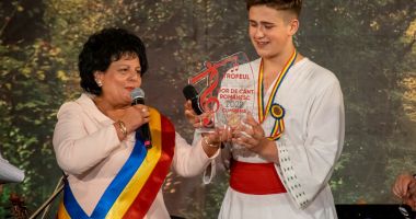Stire din Politică-Administrație : Primarul Mariana Gâju a înmânat trofeul Festivalului-Concurs "Dor de cânt românesc"