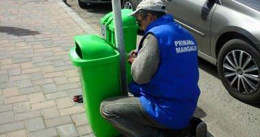 Primăria Mangalia montează noi coșuri de gunoi pe domeniul public
