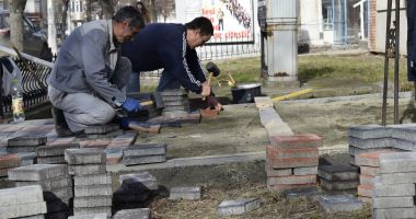 Stire din Politică-Administrație : Primăria Mangalia reabilitează trotuarele și aleile de acces în blocuri