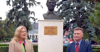 Stire din Politică-Administrație : Primăria Medgidia a adus un omagiu marelui artist Dan Spătaru