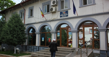 Stire din Politică-Administrație : Primăria Năvodari decontează abonamentele elevilor și studenților