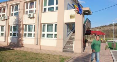 Stire din Politică-Administrație : Primăria Peștera oferă gratuit pomi fructiferi celor o mie de familii din comună