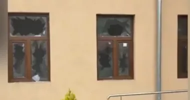 Stire din Eveniment : Primărie vandalizată de un localnic nemulțumit. Zeci de geamuri și uși au fost distruse