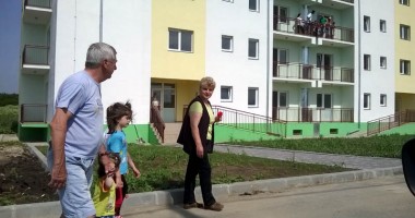 Galerie foto. Primarul Traian Cristea a înmânat cheile noilor locuințe ANL: "Vom mai face două blocuri" - 2