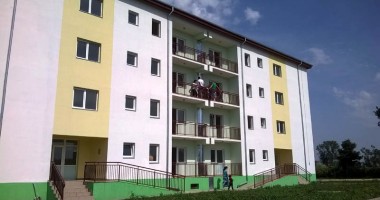 Galerie foto. Primarul Traian Cristea a înmânat cheile noilor locuințe ANL: "Vom mai face două blocuri" - 3