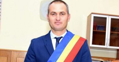 Stire din Social : La două luni de la dezastrul de la Crevedia, primarul și-a mărit salariul