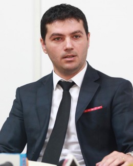 Stire din Politică-Administrație : Primarul din Ovidiu, George Scupra, inaugurează primul club de box din oraș