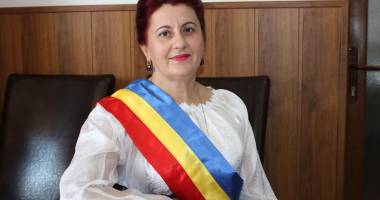 Stire din Politică-Administrație : Primarul din Saraiu, Dorinela Irimia, a pregătit surprize pentru toate femeile din comună