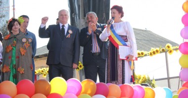 Stire din Politică-Administrație : Primarul Dorinela Irimia a scos comuna Saraiu din anonimat - Galerie FOTO