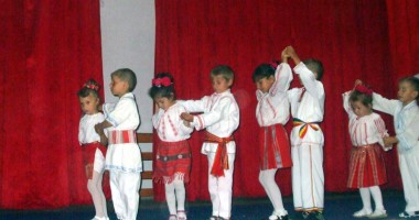 Primarul Dorinela Irimia a oferit daruri copiilor din comuna Saraiu - 3