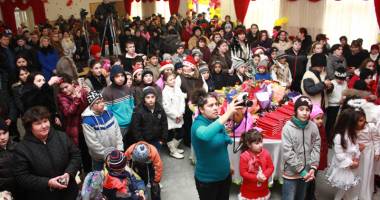 Primarul Dorinela Irimia a dat startul sărbătorilor de iarnă în familia Saraiu - 3