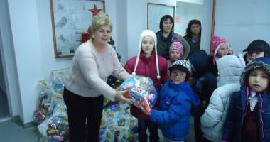 Primarul Gabriela Iacobici a oferit daruri elevilor din comună
