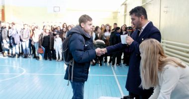 Stire din Politică-Administrație : Primarul George Scupra a premiat elevii, sportivii și profesorii merituoși din Ovidiu