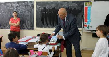 Stire din Politică-Administrație : Primarul Gheorghe Hânsă a dăruit cărți elevilor din Cernavodă