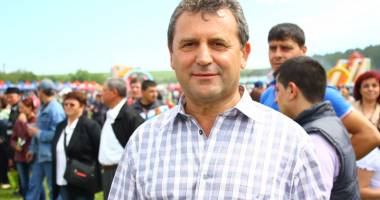 Stire din Politică-Administrație : Primarul Gheorghe Moldovan  vă invită la "Fiii Satului Albești"