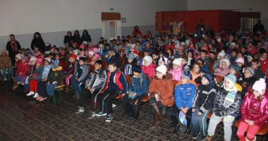 Primarul Marian Gălbinașu a adus "Punguța cu doi bani" la Corbu - 3