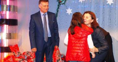 Stire din Politică-Administrație : Primarul Marian Iordache a oferit cadouri copiilor talentați