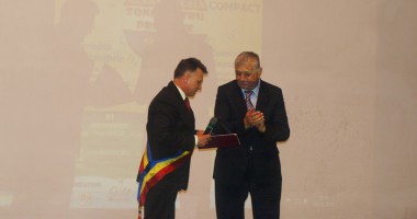 Stire din Politică-Administrație : Primarul Marian Iordache  l-a declarat Cetățean de Onoare pe savantul Florin Pricop