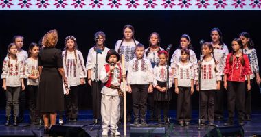 Stire din Cultură-Educație : Primăvara „bate”-n geamul Muzeului de Artă Constanţa