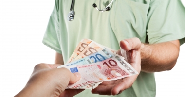 PRIME DE MII DE EURO PENTRU MEDICI. Ce categorii sunt vizate