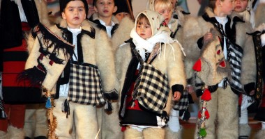 Stire din Cultură-Educație : Primiți cu colindul?