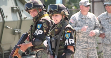 Stire din Eveniment : Primul detașament de poliție militară comandat de  o femeie se întoarce din Afganistan