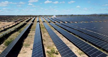 Stire din Economie : Primul municipiu din România cu parc fotovoltaic care va asigura 90% din consumul public de energie electrică
