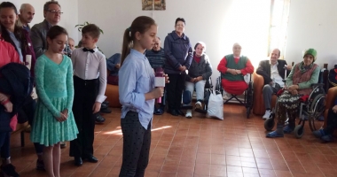 Stire din Cultură-Educație : Prin acțiuni caritabile, elevii își descoperă latura sensibilă