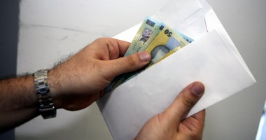 Stire din Eveniment : Prinși  în flagrant  în timp  ce mituiau  un polițist