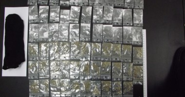 Prinși în timp ce se pregăteau să se drogheze pe stradă