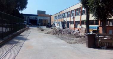 Stire din Eveniment : Prins sub tavanul unei clădiri