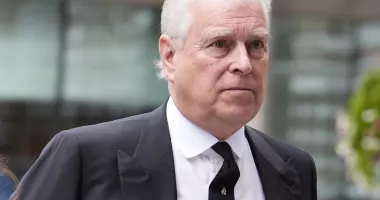Stire din Actualitate : Fostul Prinţ Andrew, arestat de ziua lui. Ar fi divulgat informații confidențiale lui Jeffrey Epstein