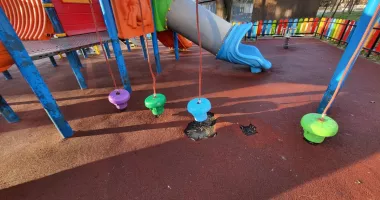Stire din Social : Constănțeni revoltați! Locul de joacă de la Gară se degradează alarmant