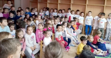 Stire din Cultură-Educație : Preșcolarii de la grădinița "Azur" au construit prima flotă de vapoare din materiale reciclabile