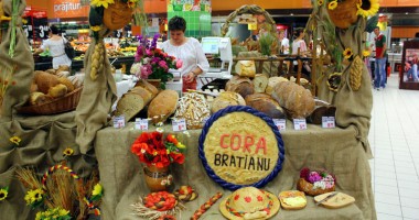 Stire din Social : A început Sărbătoarea Pâinii, la cora. Ce sortimente alegem