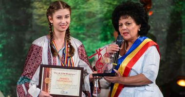 Stire din Cultură-Educație : Trofeul "Dor de Cânt Românesc" a ajuns la Alexandra Yasmine Polacek